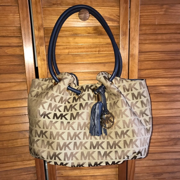 Michael Kors Handbags - AUTHENTIC Michael Kors purse
